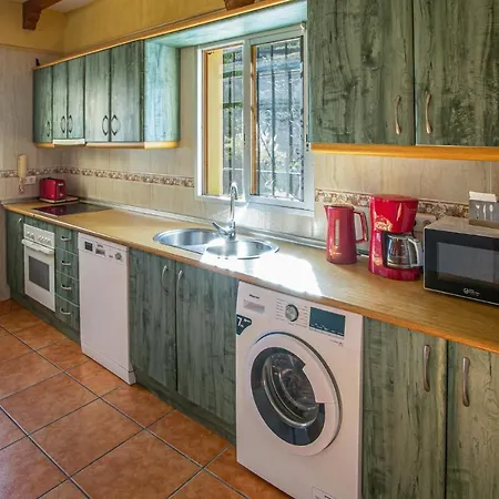 Stunning In With Outdoor Swimming Pool And 4 Bedrooms Holiday home *