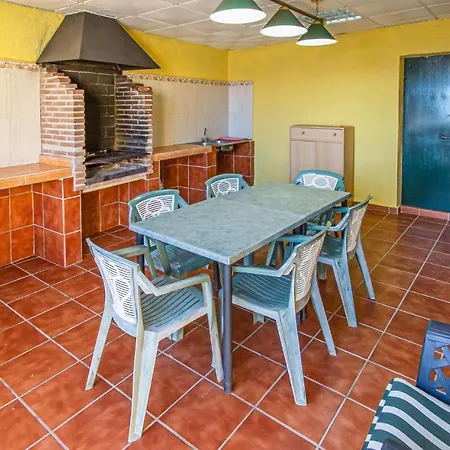 Stunning In With Outdoor Swimming Pool And 4 Bedrooms *
