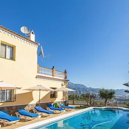 Stunning In With Outdoor Swimming Pool And 4 Bedrooms *