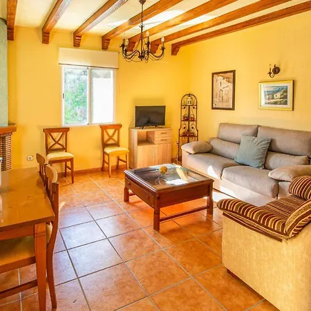 Stunning In With Outdoor Swimming Pool And 4 Bedrooms Holiday home *