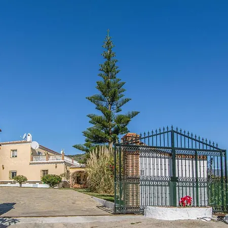 Stunning In With Outdoor Swimming Pool And 4 Bedrooms Holiday home Nerja